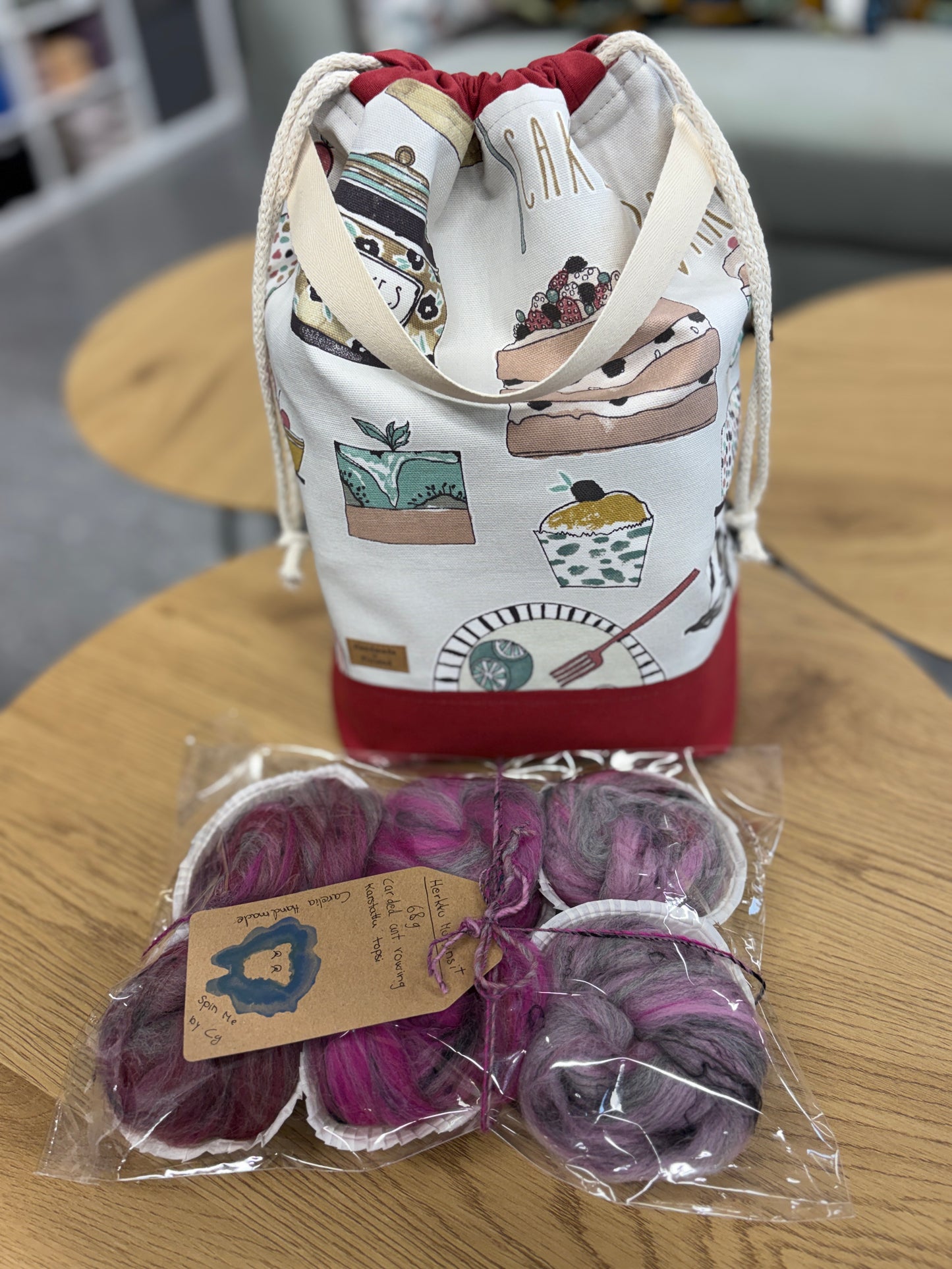 Keskikokoinen käsihihnallinen projektipussi nyörillä & villat