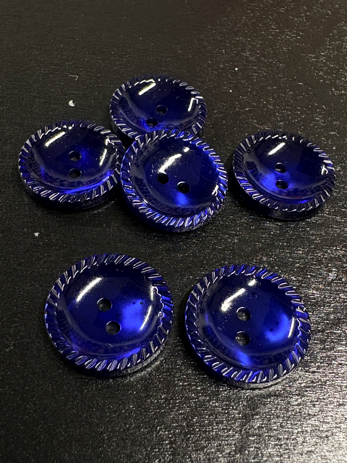 Tummansininen kiiltävä muovinappi ø 1,8 mm