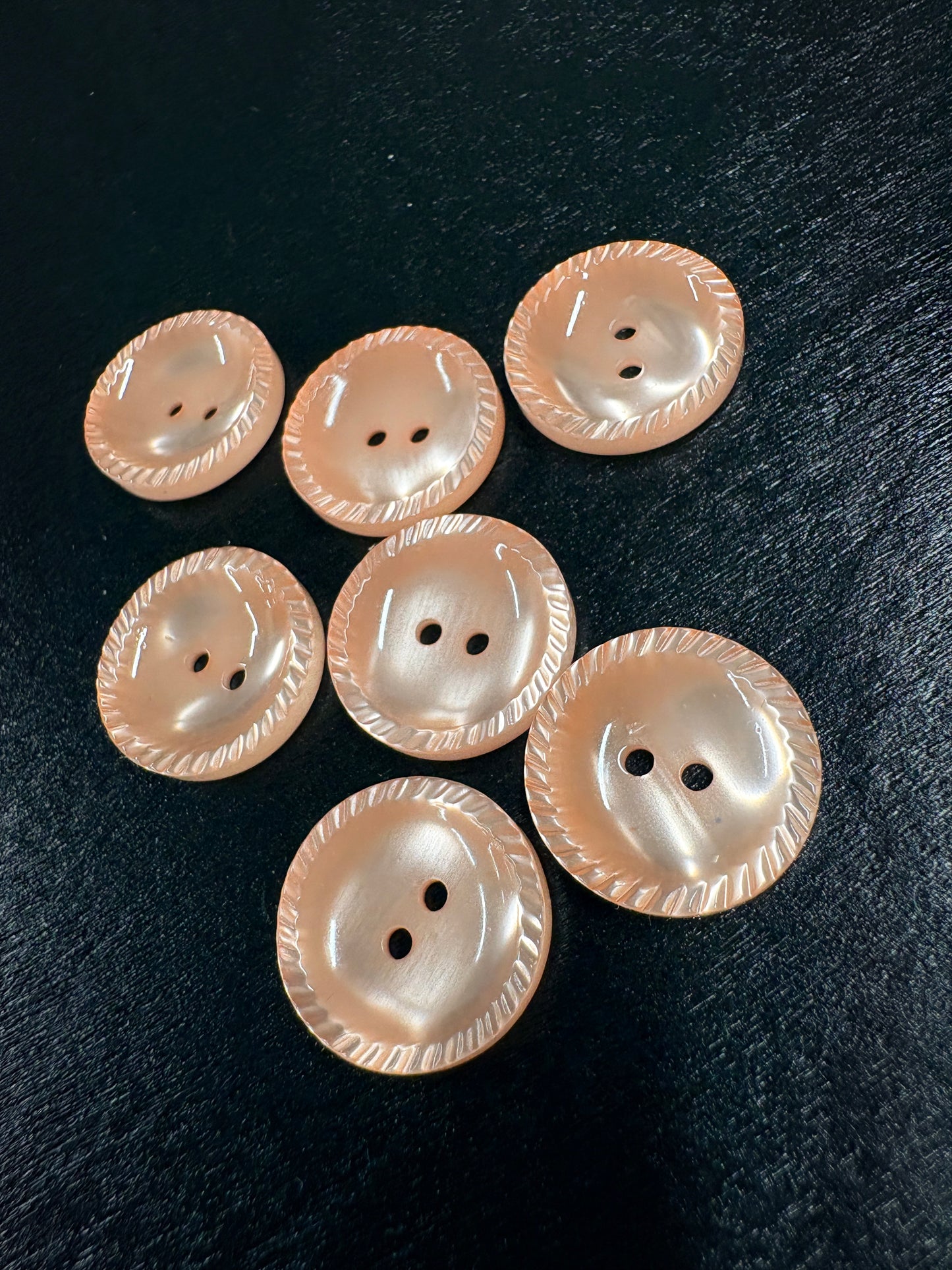 Vaaleanpunainen kiiltävä muovinappi ø 1,8 mm