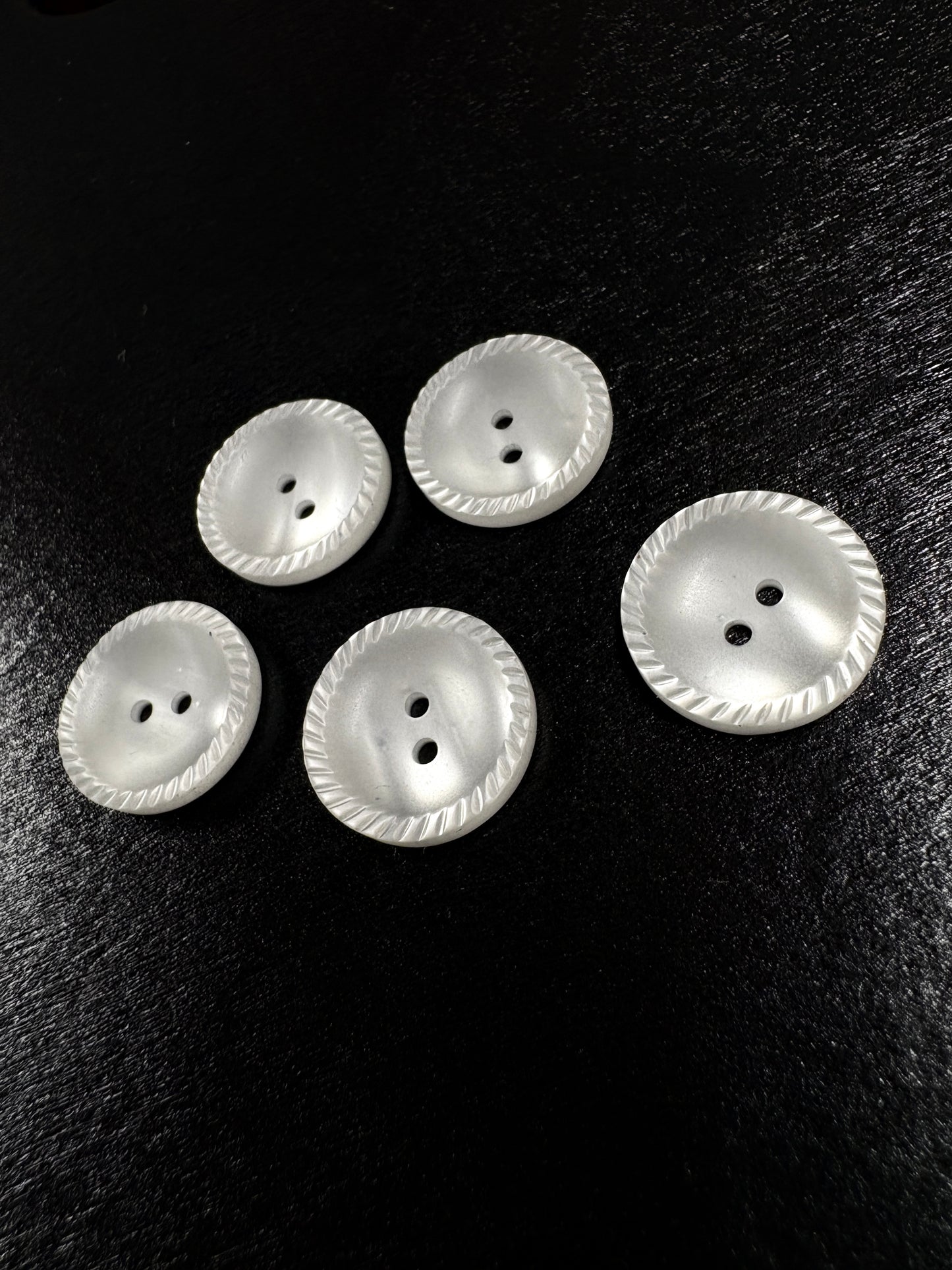 Valkoinen kiiltävä muovinappi ø 1,8 mm