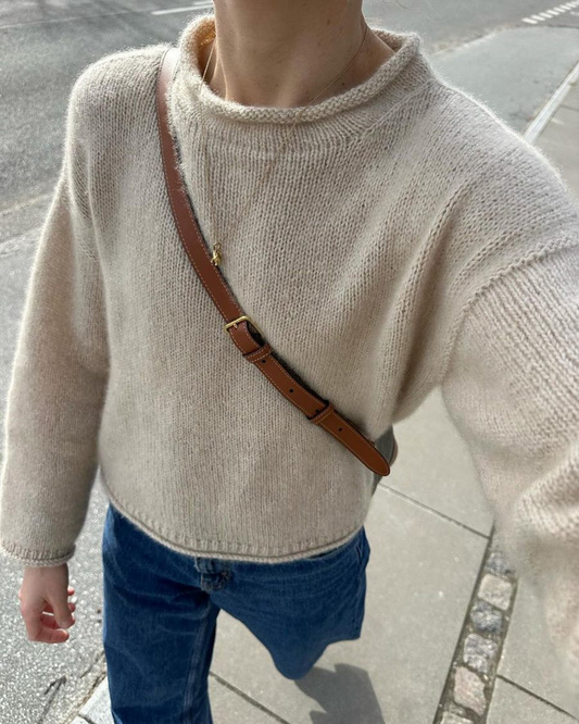 PetiteKnit Cloud Blouse vaaleana naisen päällä