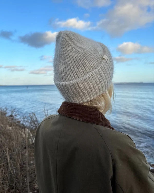 harmaa petiteknit weekend hat naisen päässä