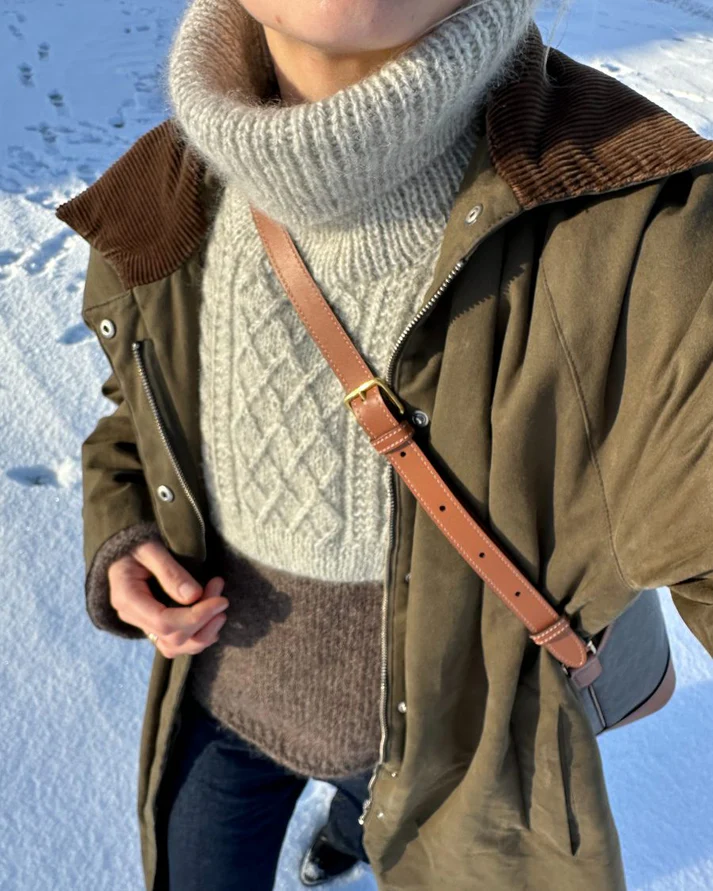 PetiteKnit Moby Neck neulekaulus naisen päällä