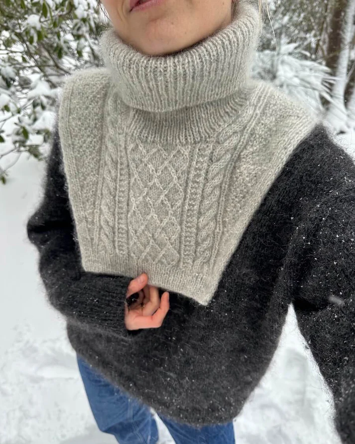 PetiteKnit Moby Neck kauluri harmaa naisen päällä
