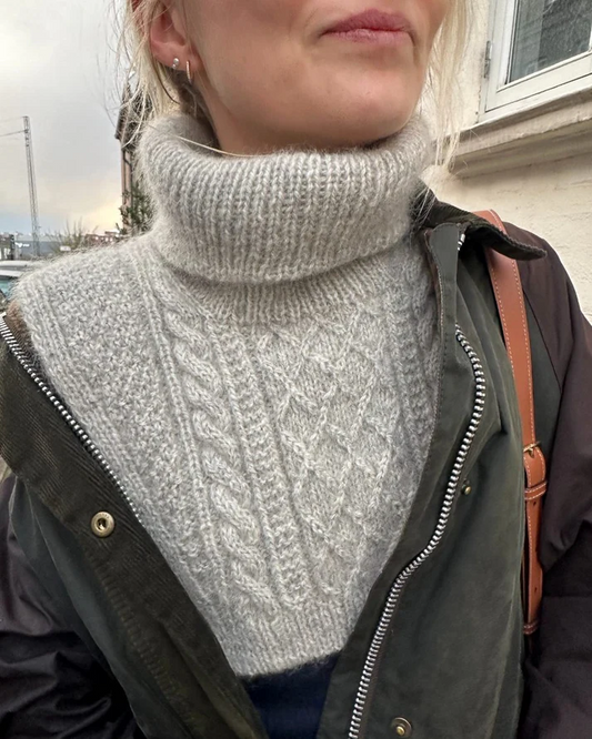 PetiteKnit Moby Neck kauluri takin alla