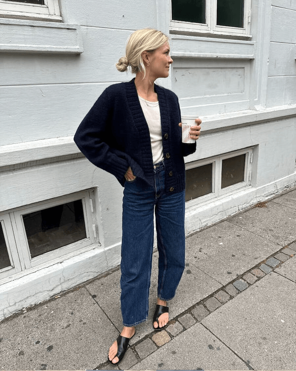 PetiteKnit Eva Cardigan sinisenä naisen päällä