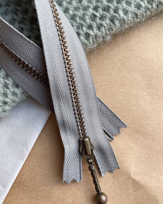 PetiteKnit vetoketju 23 cm – metallinen vetoketju neuleisiin