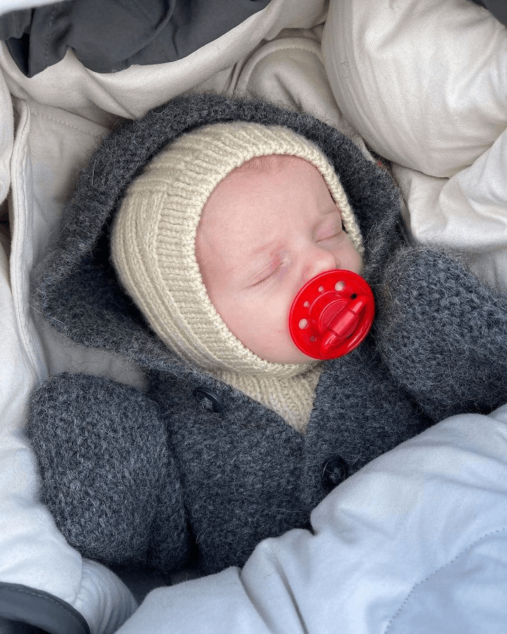 petiteknit selmas sleep suit nukkuvan vauvan päällä