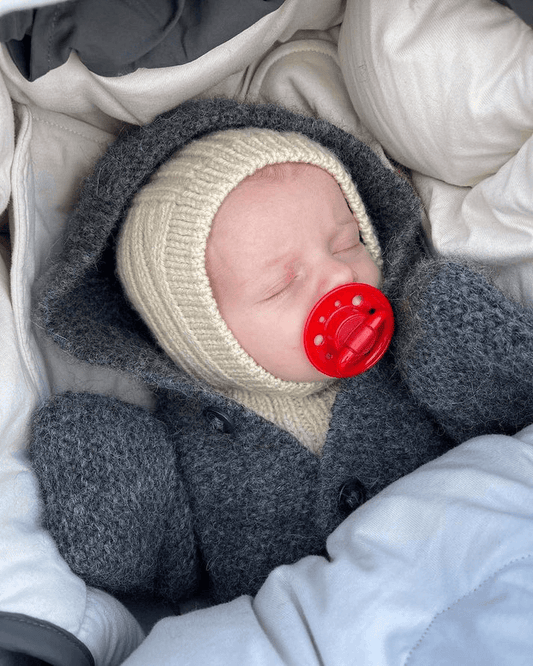 petiteknit selmas sleep suit nukkuvan vauvan päällä