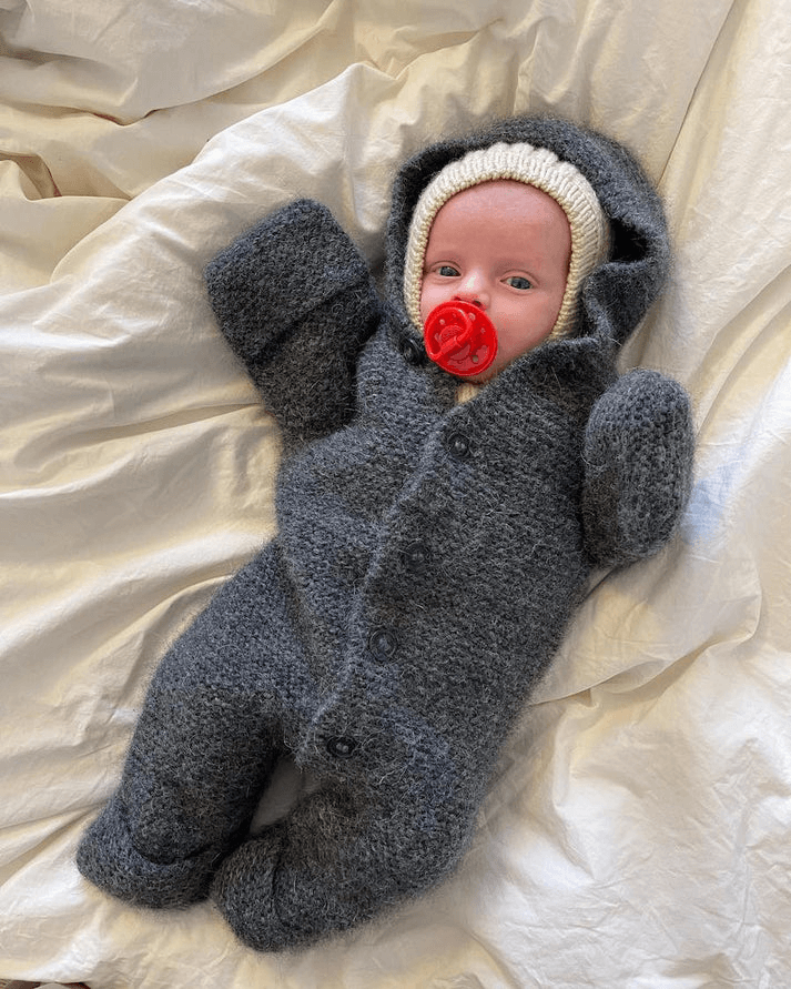 petiteknit selmas sleep suit vauvan päällä