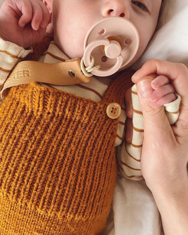 PetiteKnit Willum's Overalls (FI, LAPSET) -neuleohje