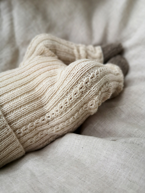 Suvis.Knits - Kastepisarat Mini Tights (suomenkielinen neuleohje)