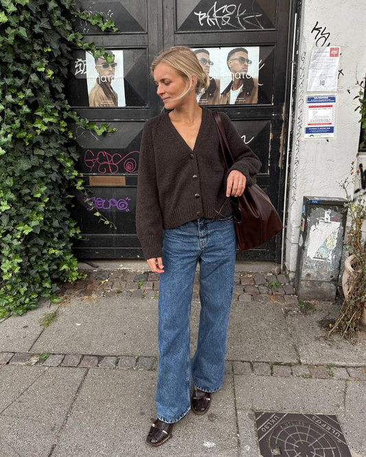 Tumma PetiteKnit Champagne Cardigan naisen päällä