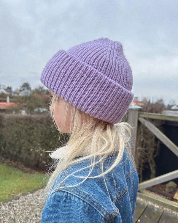 petiteknit weekend hat lapsen päässä