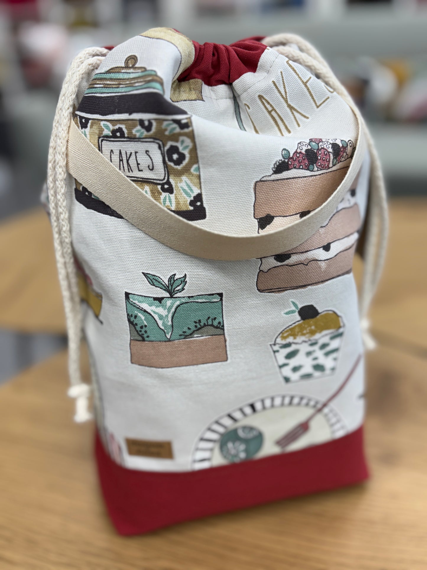 Keskikokoinen käsihihnallinen projektipussi nyörillä & villat