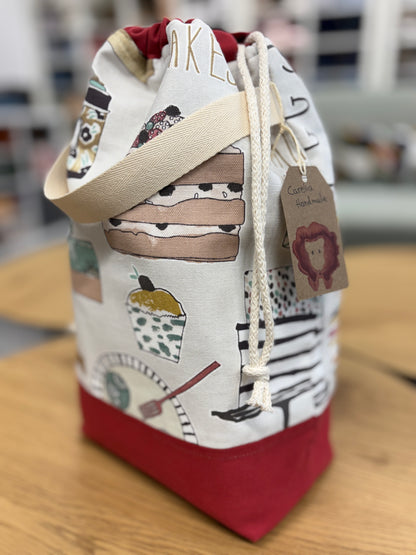 Keskikokoinen käsihihnallinen projektipussi nyörillä & villat