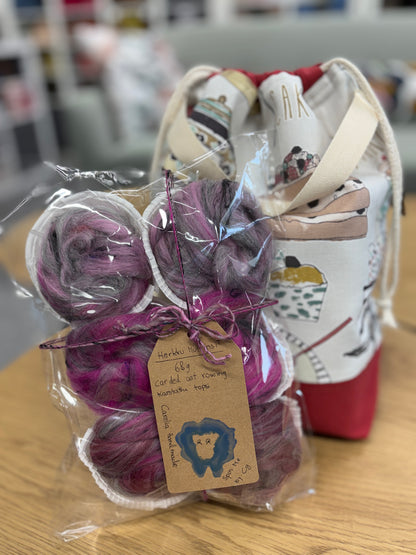 Keskikokoinen käsihihnallinen projektipussi nyörillä & villat