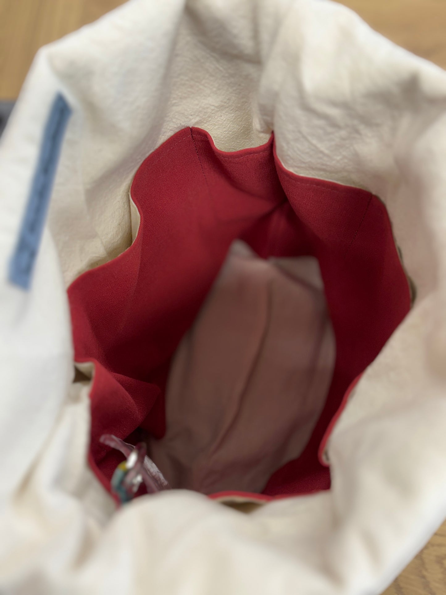 Keskikokoinen käsihihnallinen projektipussi nyörillä & villat