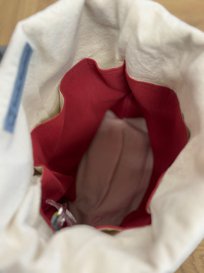 Keskikokoinen käsihihnallinen projektipussi nyörillä & villat