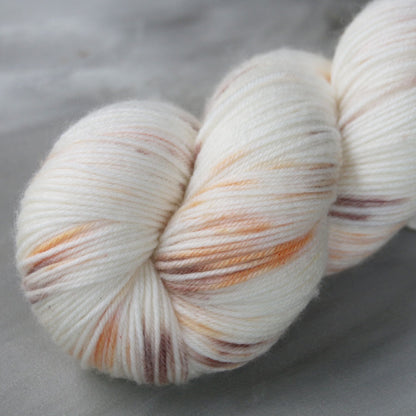 Laurelknits SuperSock, käsinvärjätty merinovillainen sukkalanka