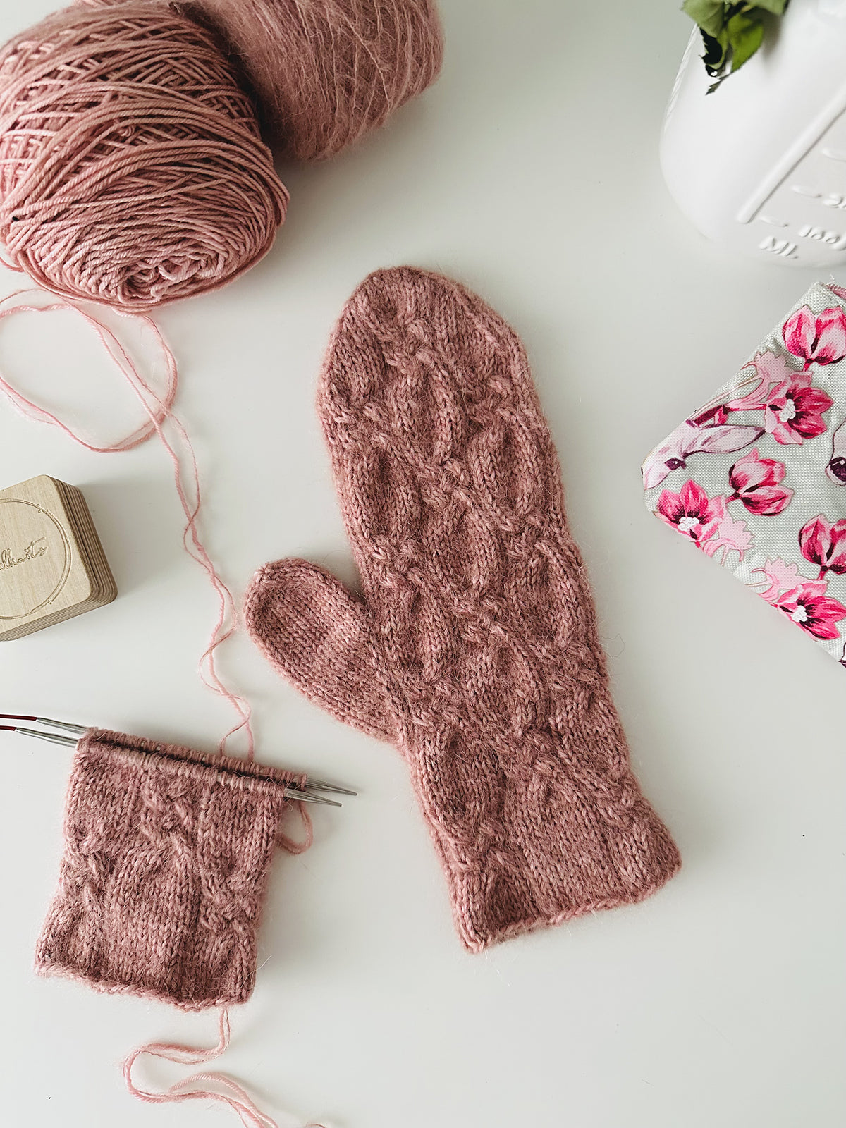 Flowerknot mittens - knitting instructions in Finnish