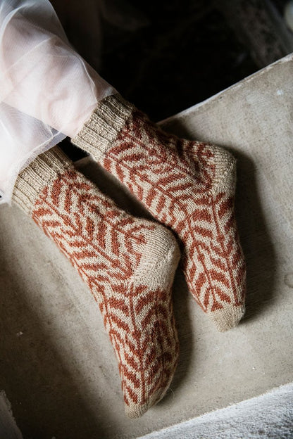 KnittedKalevalaII_KuuntelevaMetsä_socks