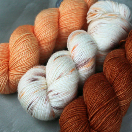 Laurelknits SuperSock, käsinvärjätty merinovillainen sukkalanka