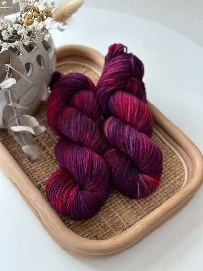 Laurelknits SuperSock, käsinvärjätty merinovillainen sukkalanka