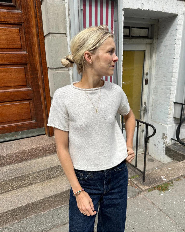 PetiteKnit Cloud Tee naisen päällä