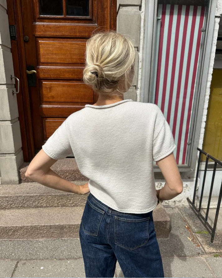 PetiteKnit Cloud Tee takaa naisen päällä