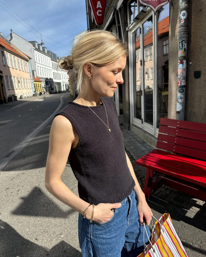 PetiteKnit Cloud Top naisen päällä