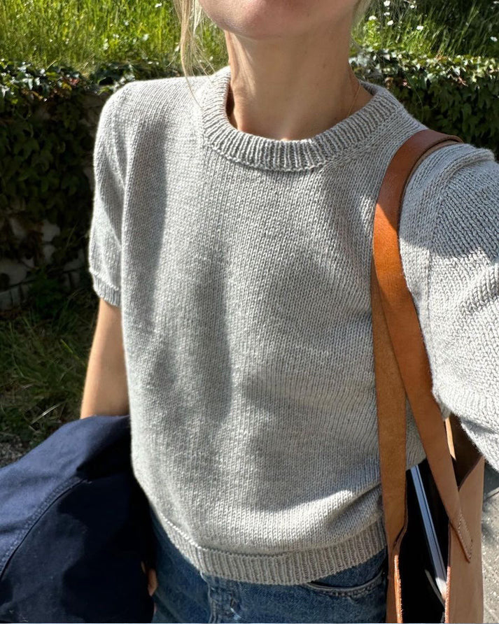 PetiteKnit Poppy Tee harmaana takaa edestä naisen päällä