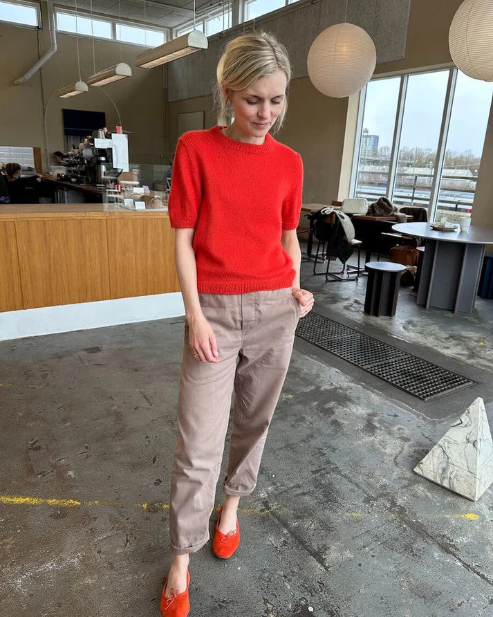 PetiteKnit Poppy Tee punaisena naisen päällä