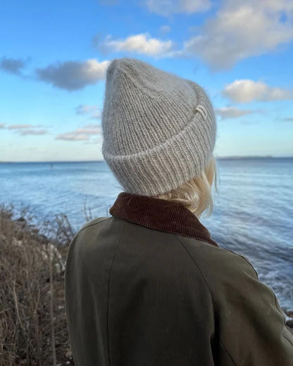harmaa petiteknit weekend hat naisen päässä