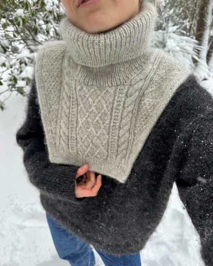 PetiteKnit Moby Neck kauluri harmaa naisen päällä