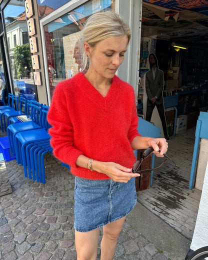 PetiteKnit Stockholm Sweater V-neck punaisena