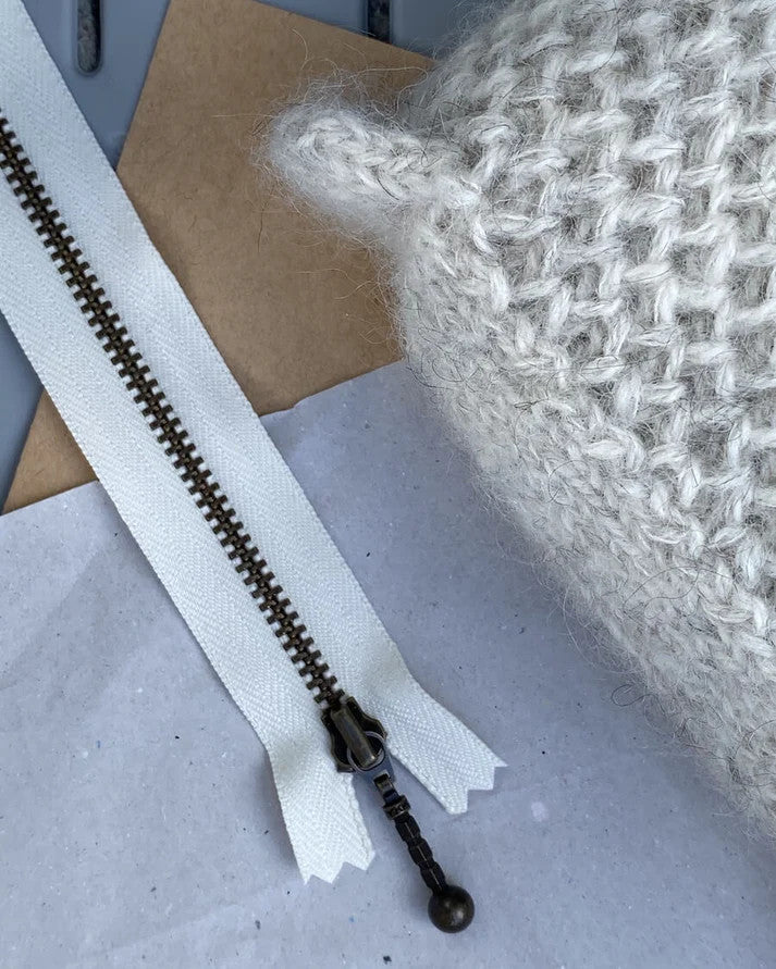 PetiteKnit vetoketju 17 cm – metallinen vetoketju neuleisiin