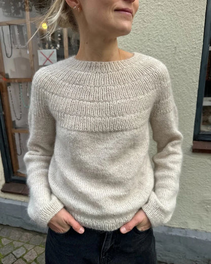 PetiteKnit Anker's Sweater -My Size naisen päällä