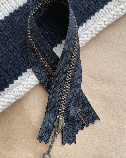 PetiteKnit vetoketju 23 cm – metallinen vetoketju neuleisiin