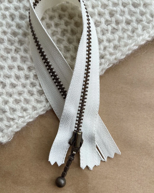 PetiteKnit vetoketju 35cm – metallinen vetoketju neuleisiin