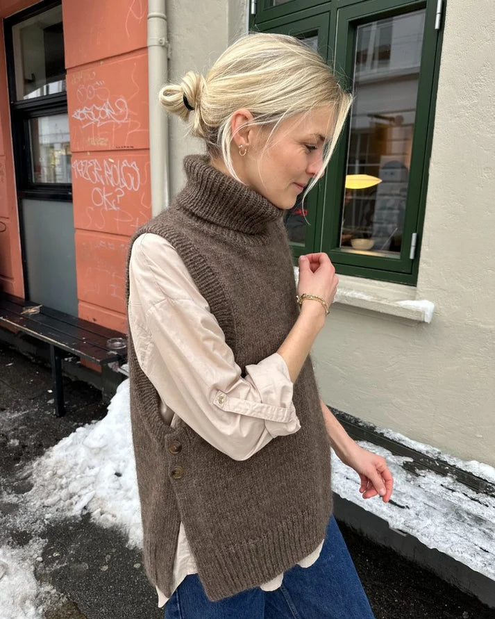 PetiteKnit Lulu Slipover - Chunky Edition naisen päällä