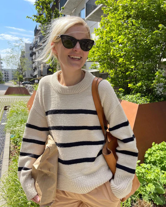 PetiteKnit Marseille Sweater naisen päällä