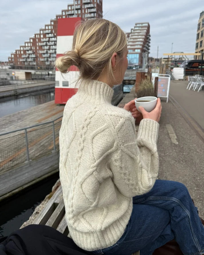 PetiteKnit Saga Sweater naisen päällä