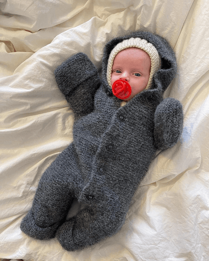 petiteknit selmas sleep suit vauvan päällä