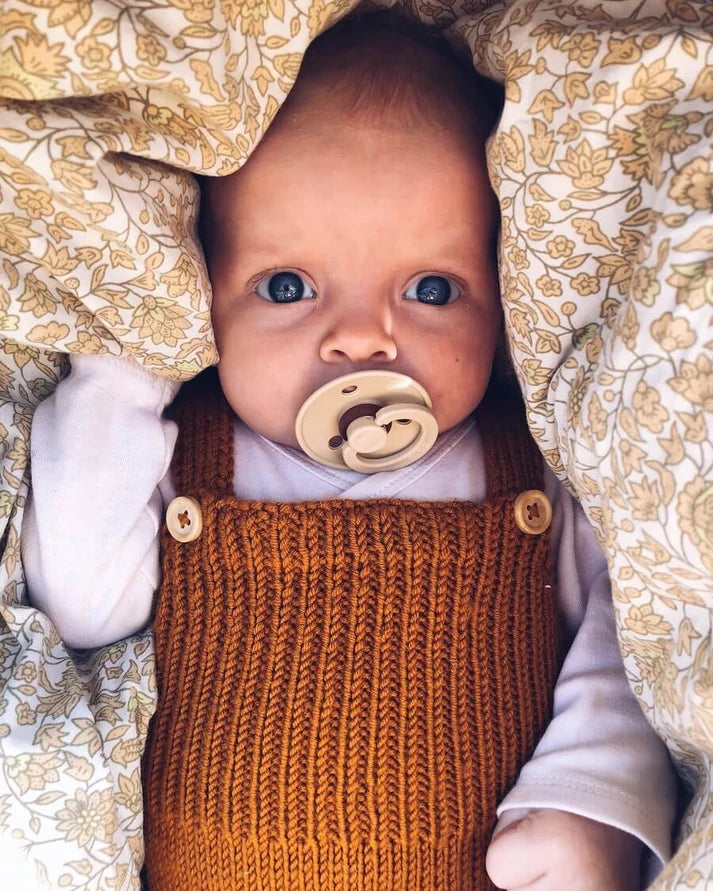PetiteKnit Willum's Overalls vauvan päälllä