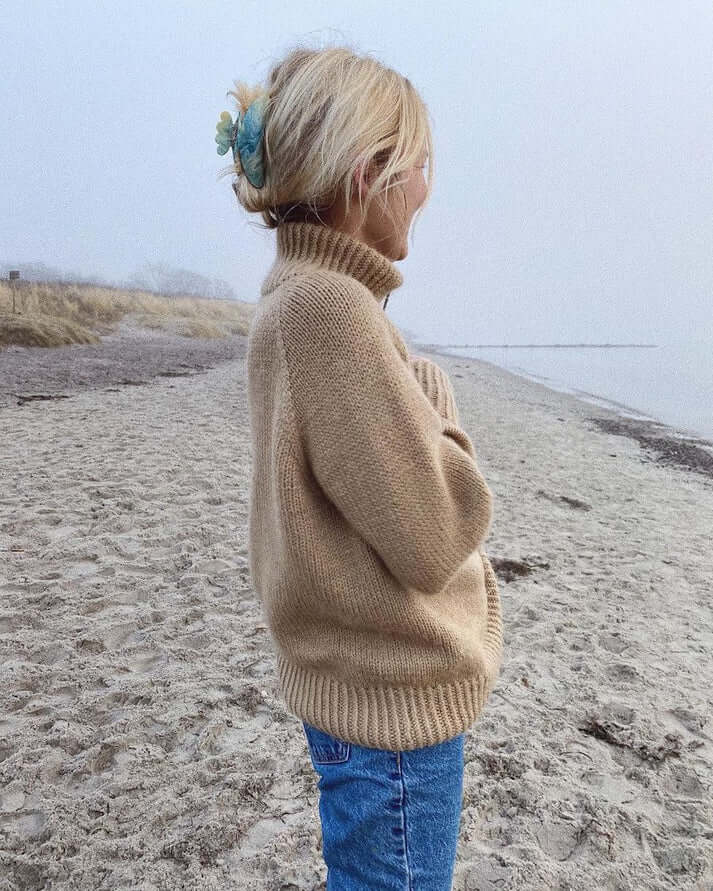 PetiteKnit Zipper Sweater naisen päällä