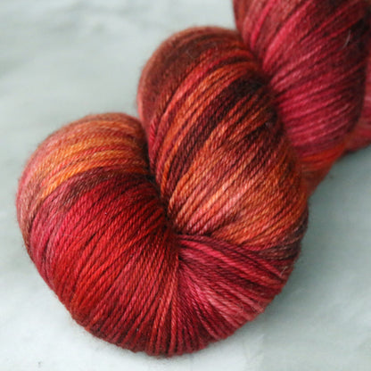 Laurelknits SuperSock, käsinvärjätty merinovillainen sukkalanka