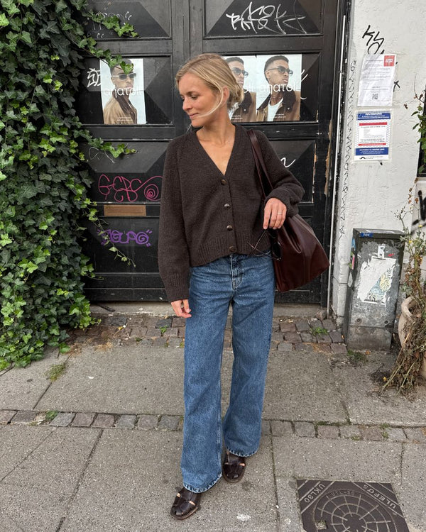 Tumma PetiteKnit Champagne Cardigan naisen päällä